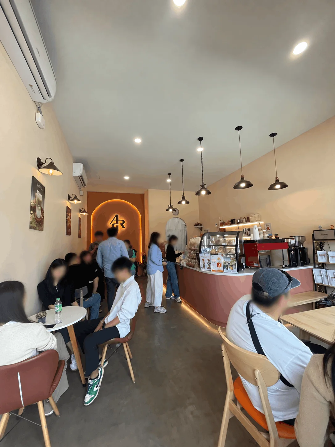 บรรยากาศจริงภายในร้าน ARP COFFEE และการบริการลูกค้า